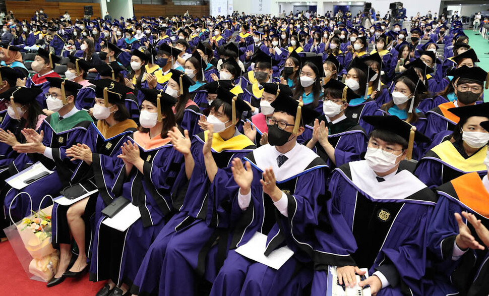 서울대 제76회 후기 학위수여식 참석자들이 필즈상을 받은 허준이 미 프리스턴대 교수의 축사가 끝난 뒤 박수를 치고 있다. 김정효 기자