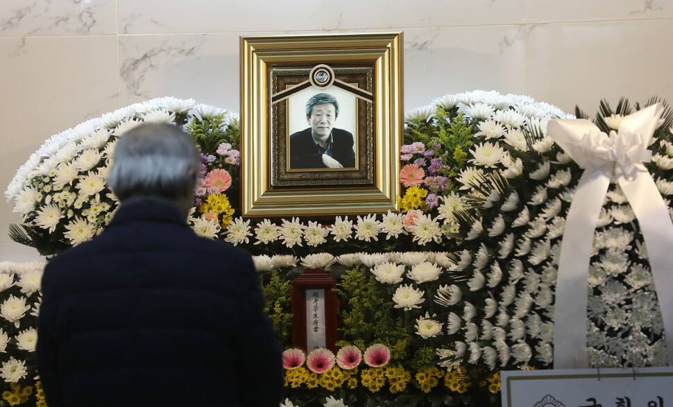 조세희 작가의 빈소가 차려진 서울 강동경희대병원 영안실에 26일 오후 조문객들이 방문해 고인의 넋을 기리고 있다. 윤운식 선임기자 yws@hani.co.kr