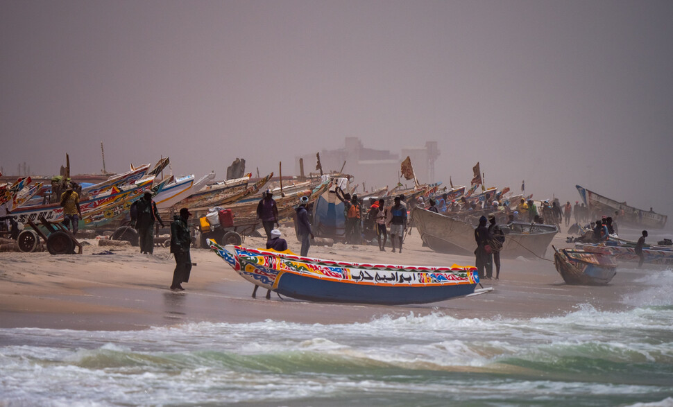 서아프리카 모리나티의 오악코트의 어항. 유럽연합의 산업형 선단이 진출하면서, 토착 어업 생태계가 피해를 당하고 있다. 게티이미지뱅크