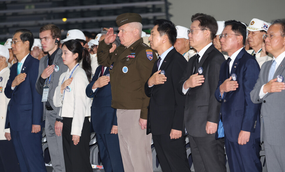 한덕수 국무총리와 김기현 국민의힘 대표, 이재명 더불어민주당 대표, 폴 러캐머라 유엔군 사령관 등이 25일 오전 서울 중구 장충체육관에서 열린 제73주년 6·25 전쟁 기념식에서 국민의례를 하고 있다. 강창광 선임기자