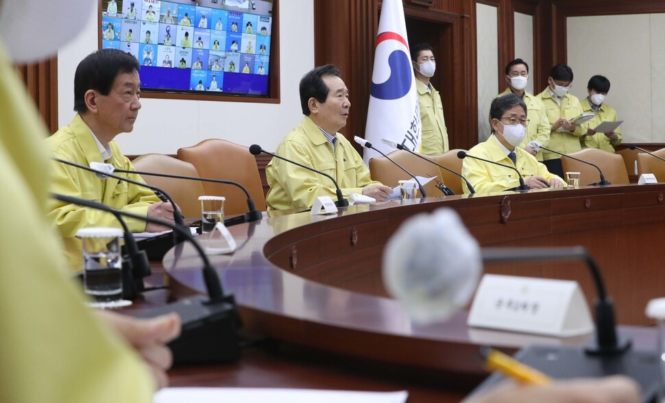 정세균 국무총리가 19일 오후 서울 세종로 정부서울청사에서 코로나19 대응 중앙재난안전대책본부 회의를 주재하고 있다. 박종식 기자 anaki@hani.co.kr