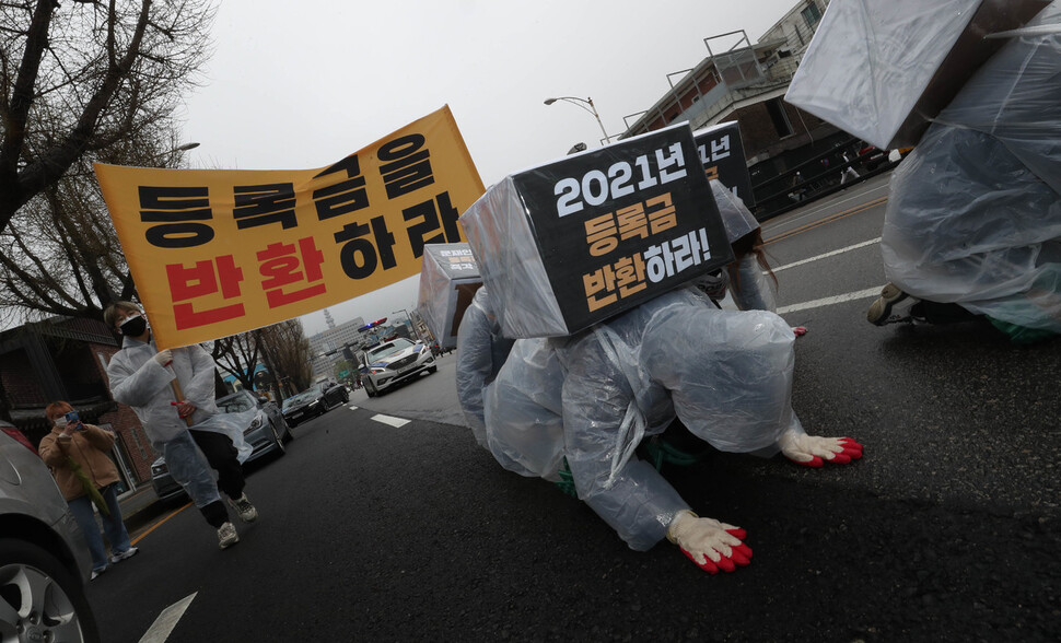 대학생들이 28일 낮 등록금 반환을 요구하며 삼보일배로 서울 종로구 경복궁역 앞에서 출발해 청와대 들머리로 향하고 있다. 박종식 기자 anaki@hani.co.kr