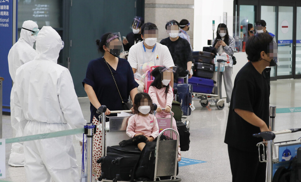 4일 오전 인도 첸나이에서 귀국한 교민들이 인천국제공항 제1여객터미널 입국장에 도착하고 있다. 인천공항/김혜윤 기자 unique@hani.co.kr