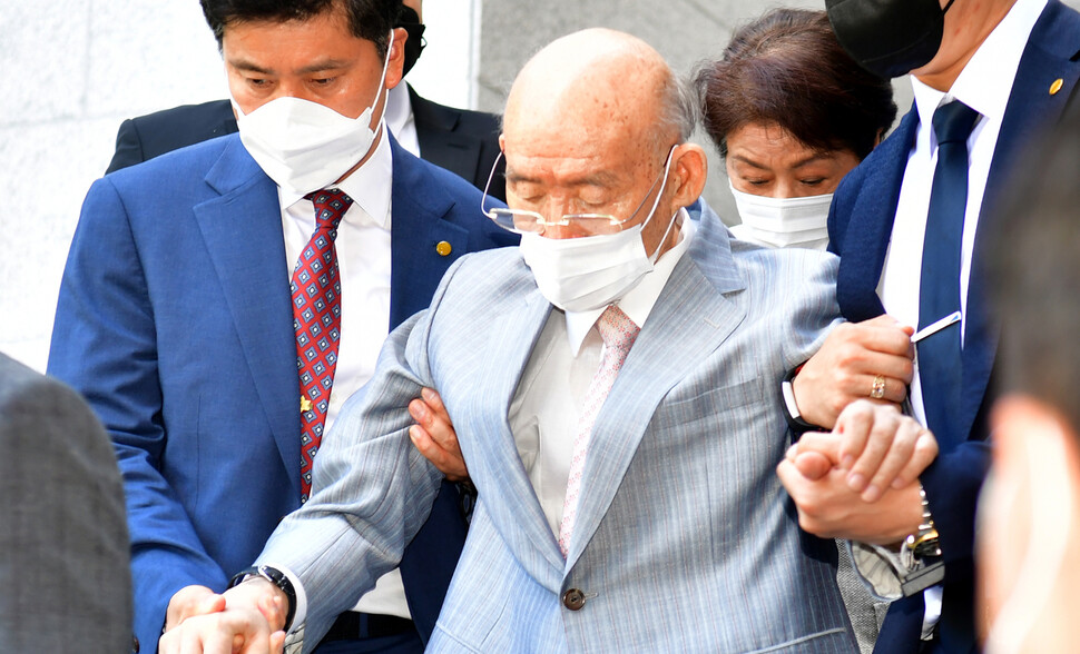 5·18 민주화운동 당시 계엄군 헬기 사격을 증언한 고 조비오 신부의 명예를 훼손한 혐의로 1심에서 유죄를 받은 전두환씨가 9일 광주지법에서 열린 항소심에 출석하고 있다.연합뉴스