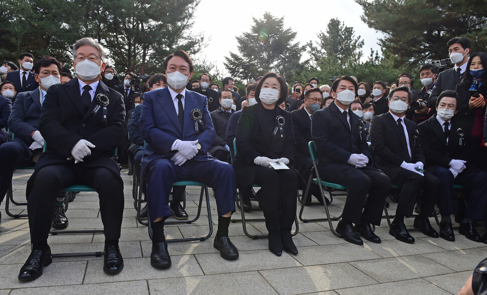 이재명 더불어민주당(앞줄 왼쪽부터), 윤석열 국민의힘, 심상정 정의당, 안철수 국민의당 안철수, 김동연 새로운물결(가칭) 대선 후보가 22일 오전 서울 동작구 국립서울현충원 내 김영삼 전 대통령 묘역에서 열린 6주기 추모식에서 자리하고 있다. 공동취재사진