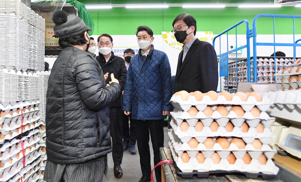 14일 서울 가락동 농수산물 도매시장을 방문한 이억원 기획재정부 차관(오른쪽 두 번째)이 상인과 대화하고 있다. 기획재정부 제공