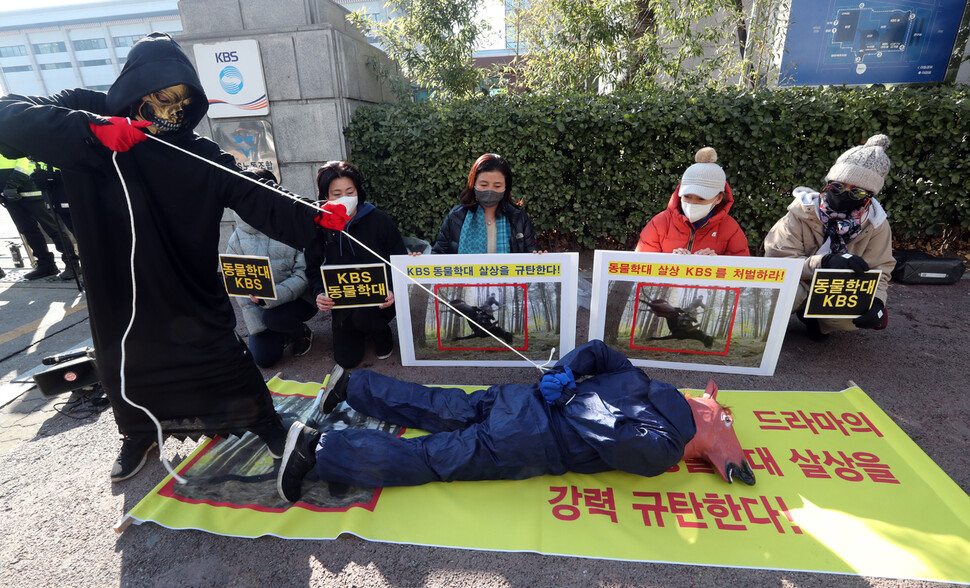 한국동물보호연합 등 동물보호단체가 21일 여의도 KBS 본관 앞에서 ‘태종 이방원’ 드라마 동물학대 규탄 기자회견을 했다. 참가자가 말 분장을 하고 사고 모습을 재연하고 있다. 이정용 선임기자 lee312@hani.co.kr