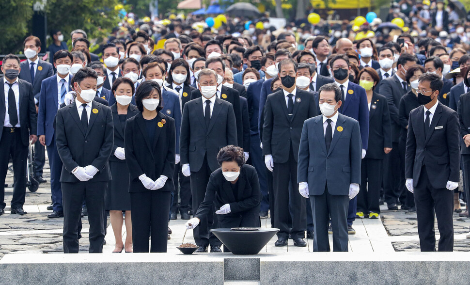 노무현 전 대통령 서거 13주기인 23일 경남 김해 봉하마을에서 열린 추도식이 끝난 뒤 노 전 대통령 묘역에서 문재인 전 대통령과 김정숙 여사 등이 지켜보는 가운데 노 전 대통령의 부인 권양숙 여사가 분향하고 있다. 김해/공동취재사진