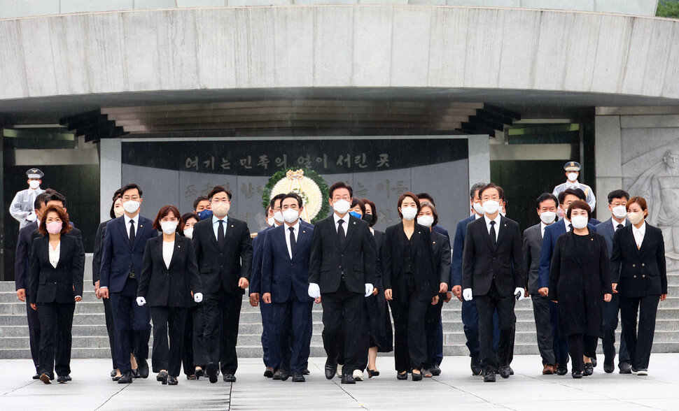 이재명 더불어민주당 신임 대표와 지도부가 29일 오전 서울 동작구 국립서울현충원을 찾아 참배한 뒤 내려오고 있다. 공동취재사진