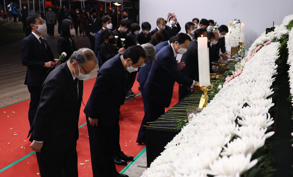 2일 오후 입국한 누카가 후쿠시로 회장과 다케다 료타 간사장 등 일한의원연맹 방한대표단이 정진석 회장 등 한일의원연맹 의원들과 서울시청 광장에 마련된 합동분향소를 찾아 조문하고 있다. 연합뉴스