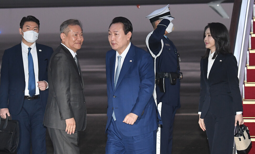 아세안 및 G20 정상회의 참석 등 동남아 순방을 마친 윤석열 대통령과 부인 김건희 여사가 16일 경기도 성남 서울공항에 도착해 이상민 행정안전부 장 등 환영인사들의 영접을 받고 있다. 대통령실사진기자단