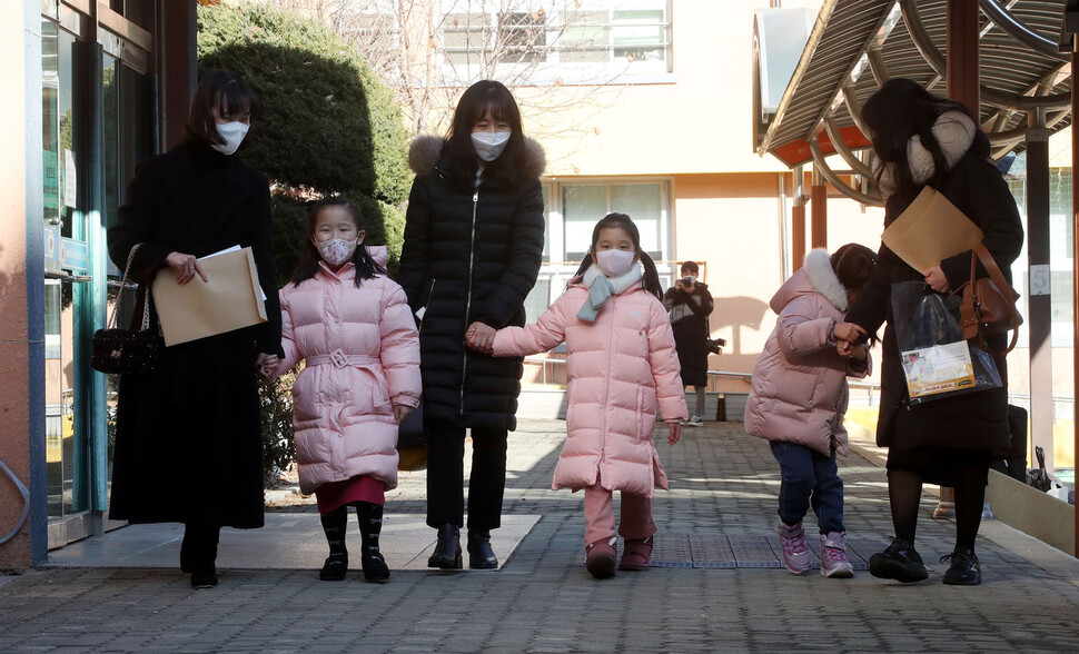 4일 오후 서울 마포구 염리초등학교 예비소집에 참석한 예비 초등학생과 학부모들이 접수를 마친 뒤 학교를 구경하고 있다. 김경호 선임기자 jijae@hani.co.kr