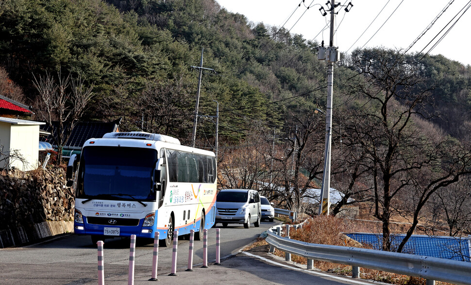 행복버스가 지난 7일 오전 김천시 부항면 해인리 마을회관에 도착하고 있다. 이정용 선임기자