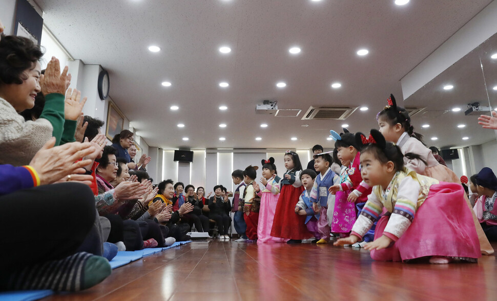 설날을 닷새 앞둔 20일 오전 한복을 차려 입고 송파경로문화센터를 찾은 어린이들이 어르신들께 세배하고 있다. 이정아 기자 leej@hani.co.kr