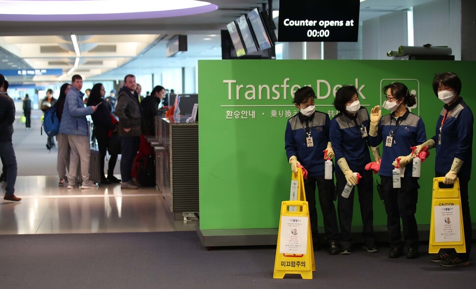 21일 오전 인천국제공항 제1여객터미널 입국장에서 환경미화직원들이 여객시설물 소독작업을 위해 대기하고 있다. 인천공항/백소아 기자