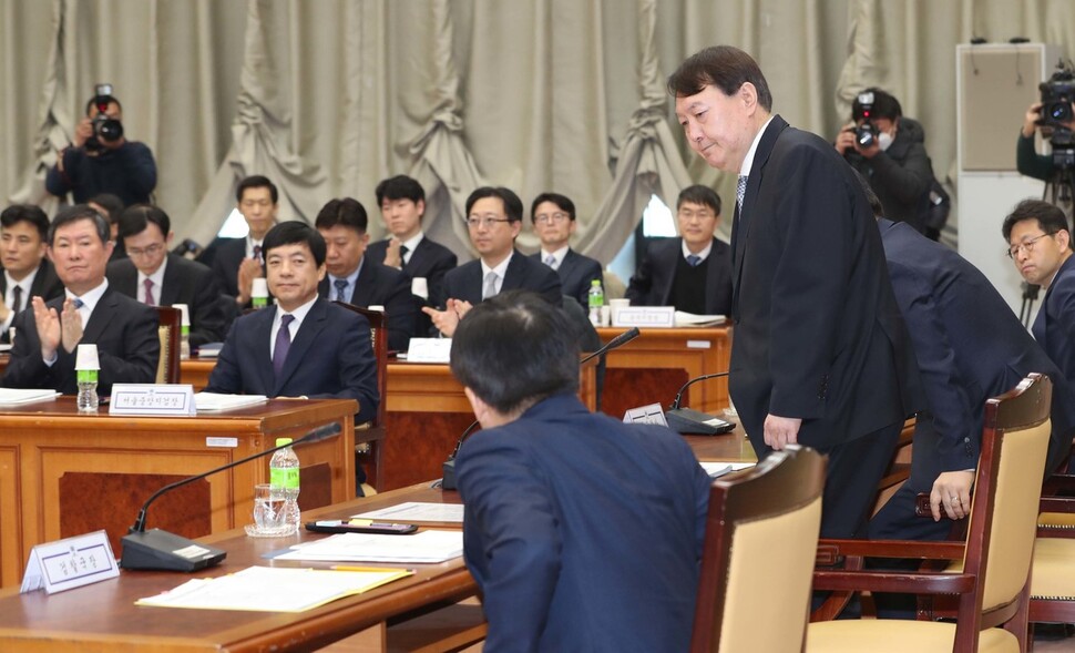 윤석열 검찰총장이 10일 오전 서울 서초동 대검찰청에서 열린 전국 지검장 및 선거 담당 부장검사 회의에서 인사말을 마치고 자리에 앉고 있다. 박종식 기자