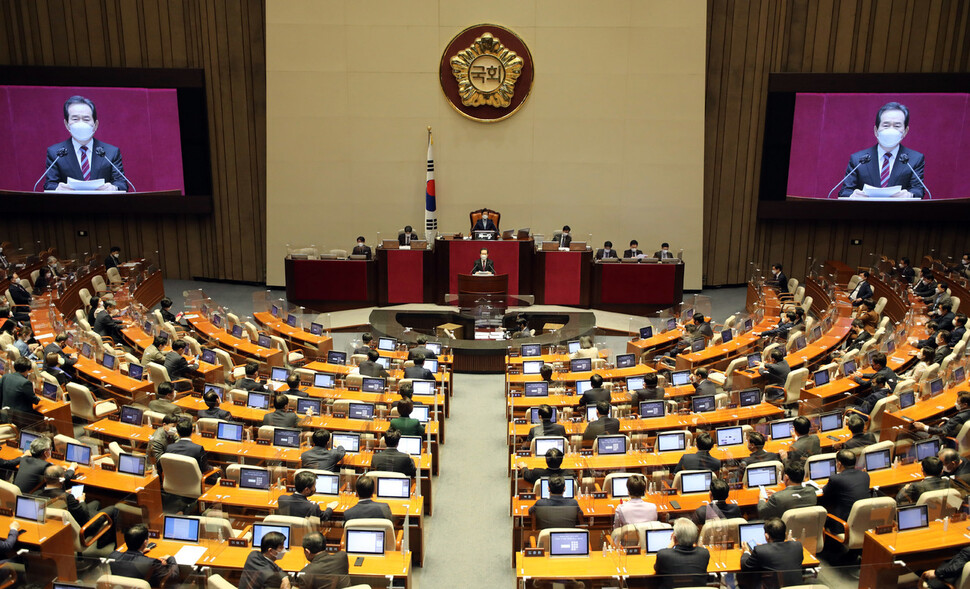 정세균 국무총리가 5일 오전 서울 여의도 국회 본회의에서 4차 재난지원금을 위한 19조5000억 원 규모의 추가경정예산(추경)안 관련 시정연설을 하고 있다. 연합뉴스