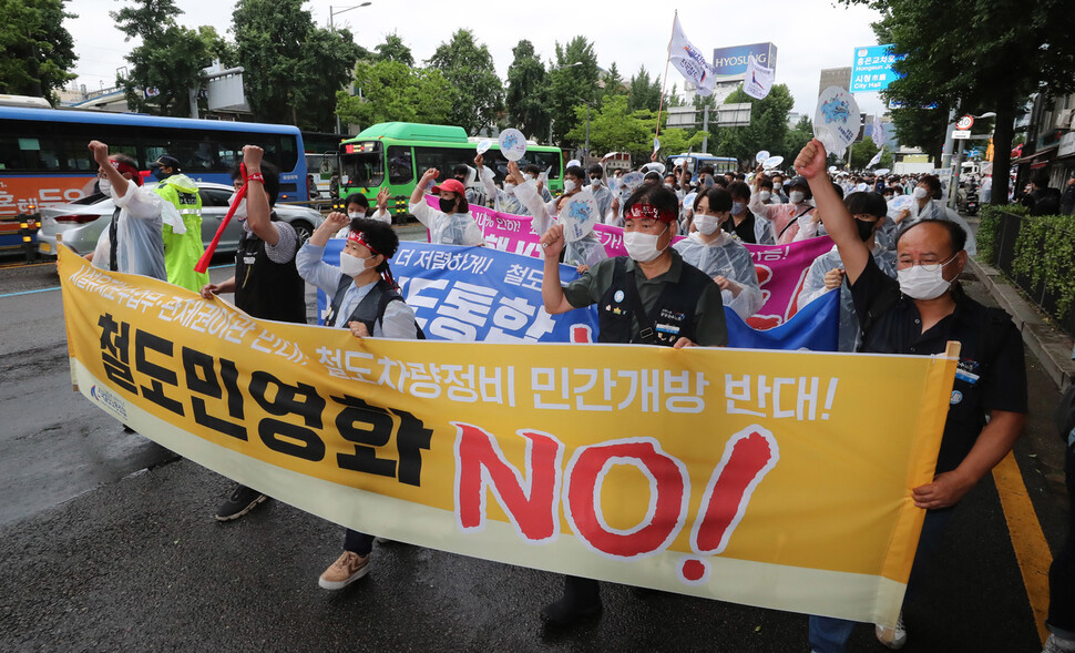 민주노총 공공운수노조 철도노조가 28일 오후 서울역 앞에서 철도노동자 총력결의대회를 연 뒤 용산 대통령실 인근까지 행진을 하고 있다. 신소영 기자