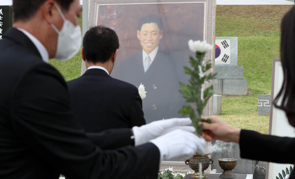 이봉창 의사 순국 90주기 추모식 참석자들이 헌화하고 있다. 김정효 기자