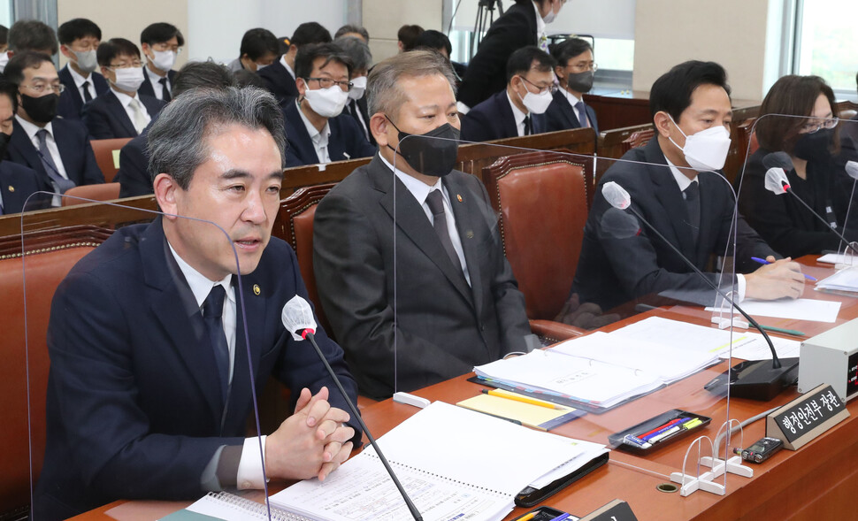 7일 오후 국회에서 열린 행정안전위원회에서 윤희근 경찰청장(맨왼쪽)이 의원들의 질의에 답변하고 있다. 강창광 선임기자 chang@hani.co.kr