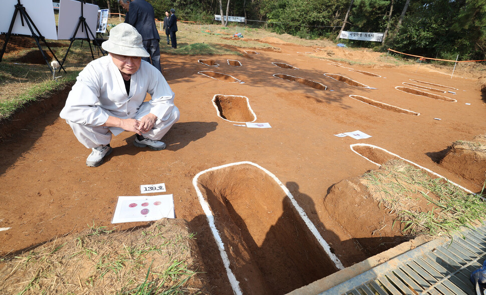 선감학원 생존자 곽은수씨가 25일 오전 경기 안산시 선감동에서 열린 ‘선감학원 아동 인권침해 사건’ 관련 유해발굴(시굴) 현장 언론설명회에서 당시 상황을 설명하고 있다. 김정효 기자