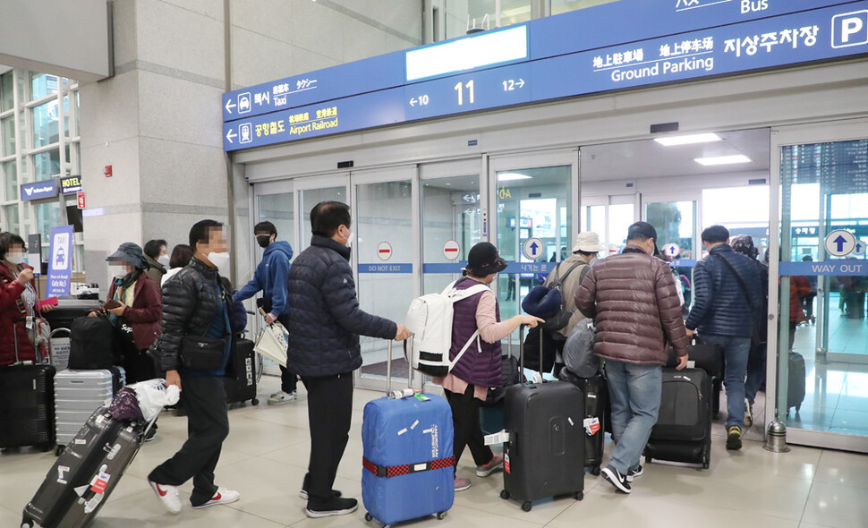 <b>귀국한 이스라엘 여행 한국인 관광객</b>신종 코로나바이러스 감염증(코로나19)과 관련한 이스라엘의 입국 금지로 조기 귀국길에 오른 한국인 관광객들이 25일 오전 영종도 인천국제공항을 통해 귀국해 귀가하고 있다. 연합뉴스