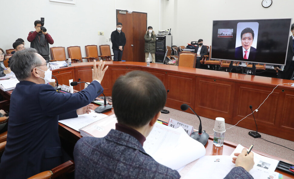 김형오 미래통합당 공천관리위원회 위원장(왼쪽)이 2일 오전 국회에서 대구·경북 지역 공천 신청자들을 대상으로 화상 면접을 하고 있다. 공동취재사진