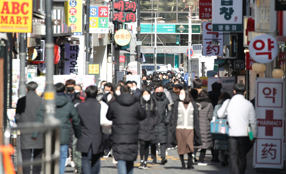 17일 점심시간 서울 명동 거리 모습. 연합뉴스