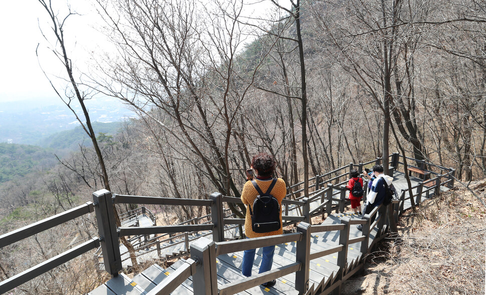 6일 오전 서울 종로구 북악산 등산로를 오른던 시민들이 사진을 찍고 있다.