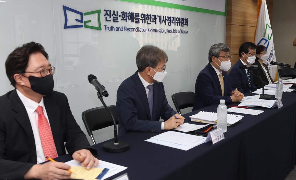 진실화해를 위한 과거사 정리위원회가 조사개시 1주년을 맞아 22일 오전 서울 퇴계로 진실화해위원회 6층 회의실에서 기자간담회를 열어 지난 1년 동안 위원회 주요사건의 조사 진행과 상황 등에 대해 설명하고 있다. 윤운식 선임기자 yws@hani.co.kr