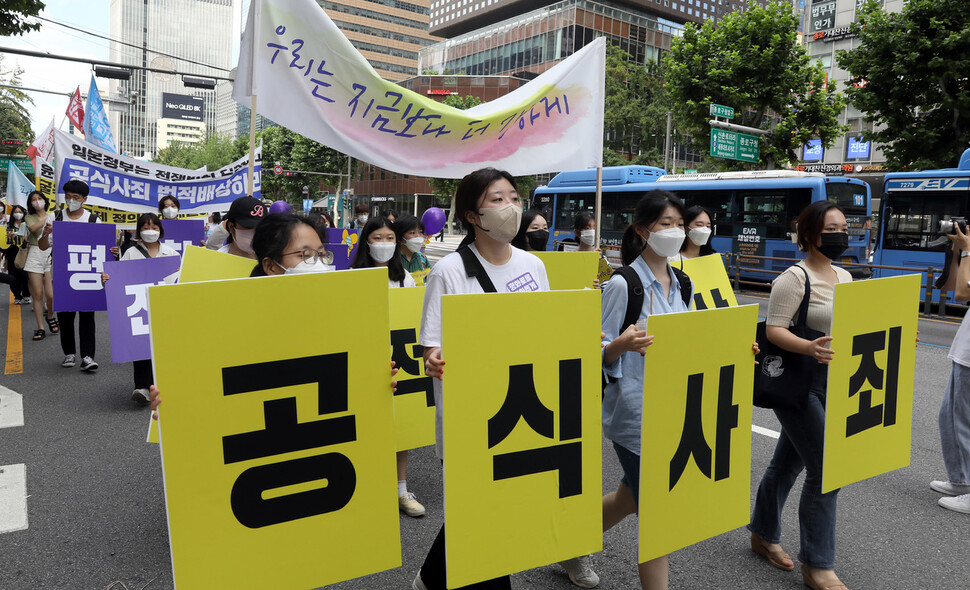 위안부 기림일(14일)을 앞두고 정의기억연대 회원들이 8개국 74개 공동주관단체들과 세계연대 집회 형식으로 수요시위를 진행한 10일 낮 참가자들이 집회에 앞서 서울 청계천과 종로 일대를 행진하며 일본정부의 사죄와 피해보상 등을 요구하고 있다. 윤운식 선임기자 yws@hani.co.kr