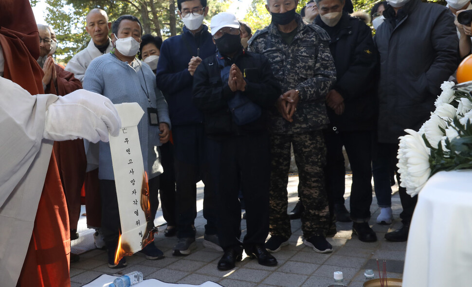 17일 오후 경기도 파주시 서울시립승화원 제1묘지 무연고 사망자 추모의 집에서 열린 2022 무연고 사망자 합동 추모위령제에서 고인들의 신위가 불태워지고 있다. 윤운식 선임기자