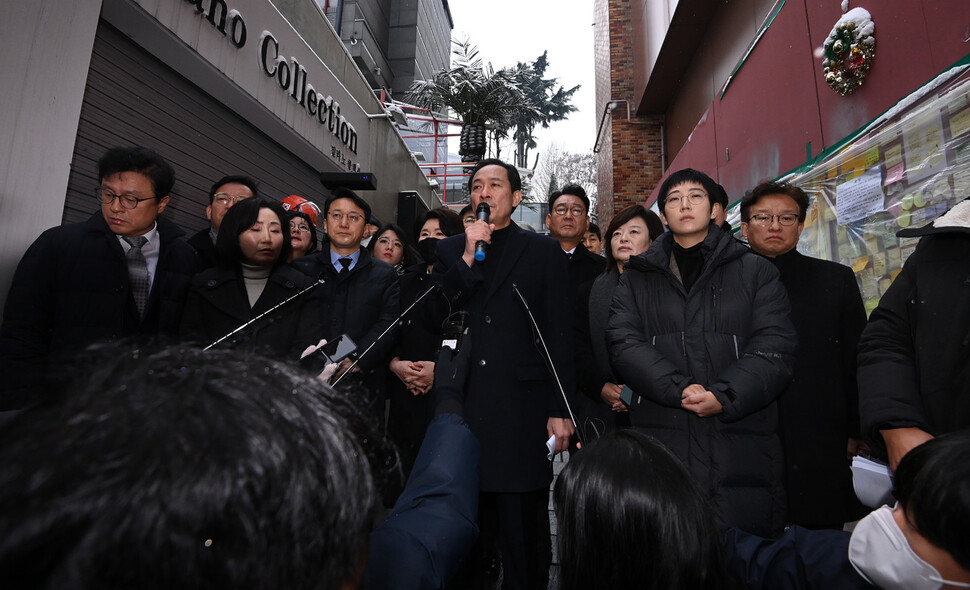 우상호 국조특위 위원장이 21일 오전 서울 용산구 이태원 참사현장 현장조사를 하기에 앞서 발언하고 있다. 공동취재사진