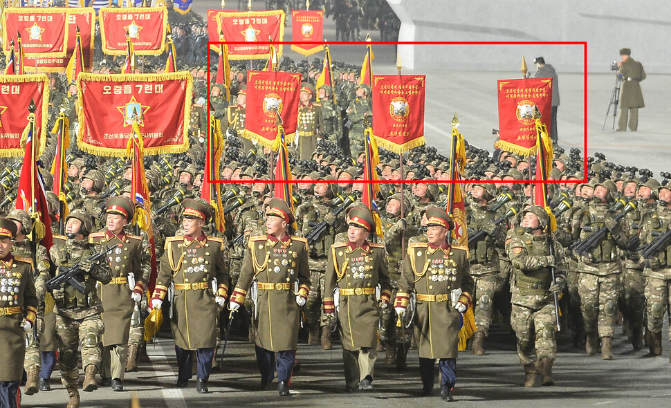 북한이 건군절(인민군 창건일) 75주년인 지난 8일 평양 김일성광장에서 열린 열병식서 ‘조선인민의 철천지원쑤인 미제침략자들을 소멸하라! 붉은기중대 조선인민군’이라고 새겨진 깃발을 들고 분열행진하고 있다. 평양/조선중앙통신 연합뉴스