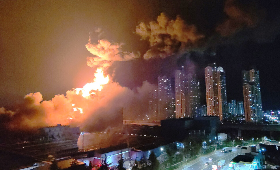 지난 12일 오후 대전 대덕구 한국타이어 공장에서 난 화재로 발생한 연기와 화염이 하늘로 치솟고 있다. 연합뉴스