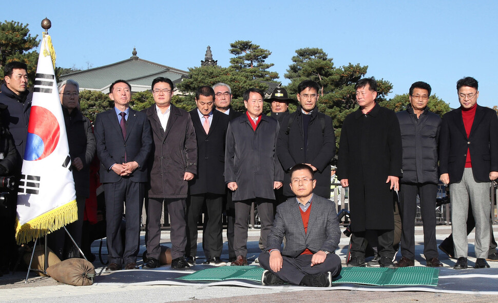 황교안 자유한국당 대표가 20일 오후 청와대 앞에서 국정 대전환을 촉구하는 단식 투쟁을 시작하고 있다.김경호 선임기자 jijae@hani.co.kr