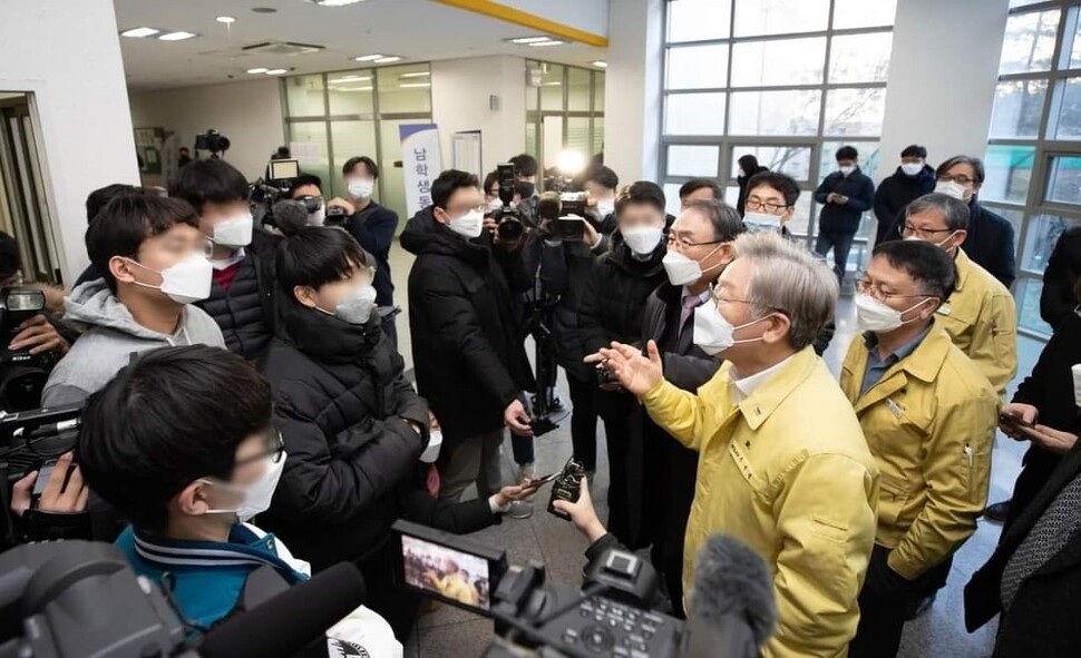 이재명 경기도지사가 14일 현장 점검 차 들린 경기대 기숙사에서 학생들의 항의를 받고 설명하고 있다.