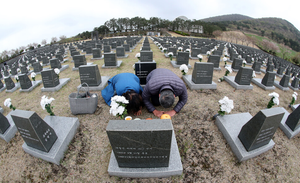 2일 오전 제주 봉개동 4.3평화공원내 행불자묘소에서 김영택씨 가족이 아버지 김원갑씨를 애도하며 참배를 하고 있다. 제주/이정용 선임기자