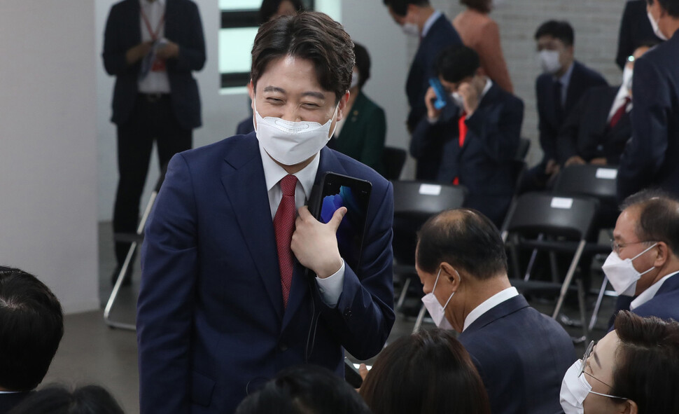 이준석 신임 국민의힘 당대표가 11일 오전 서울 영등포 당사에서 열린 전당대회에서 참석자들과 인사를 나누고 있다. 공동취재사진