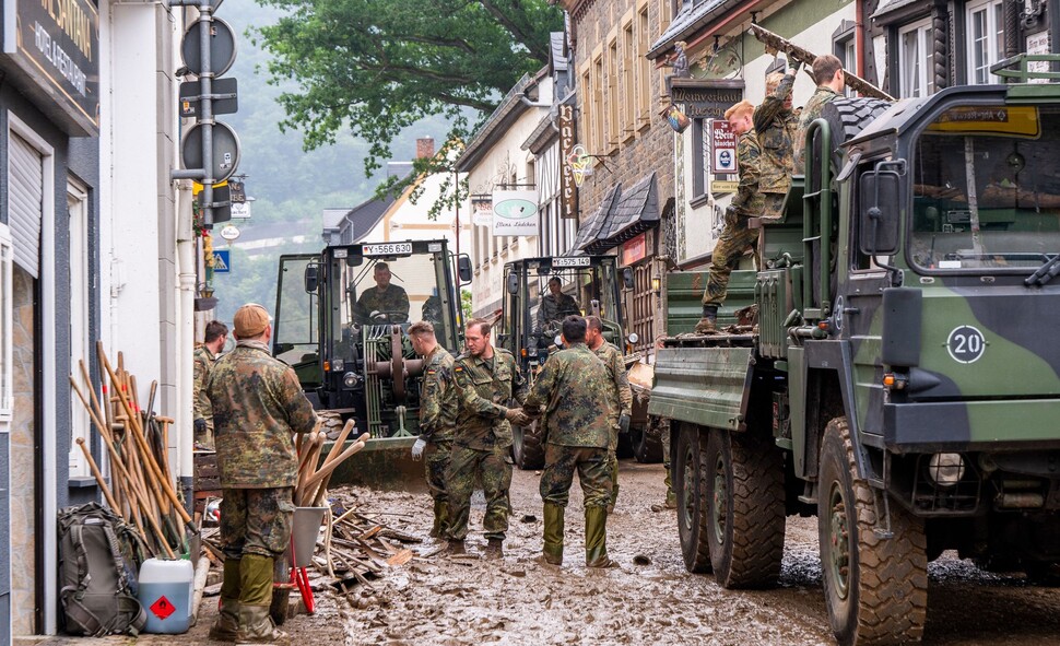 독일군 병사들이 17일(현지시간) 서부 알테나르의 홍수 피해 현장에서 복구 작업을 지원하고 있다. 알테나르 AFP/연합뉴스