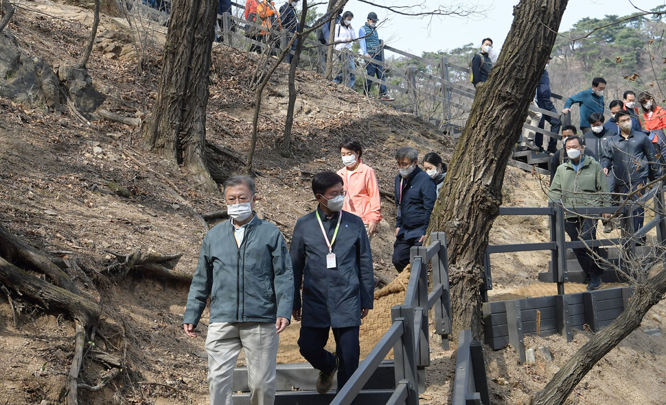 문재인 대통령과 부인 김정숙 여사가 5일 서울 북악산 남쪽탐방로를 통해 산행하고 있다. 청와대사진기자단