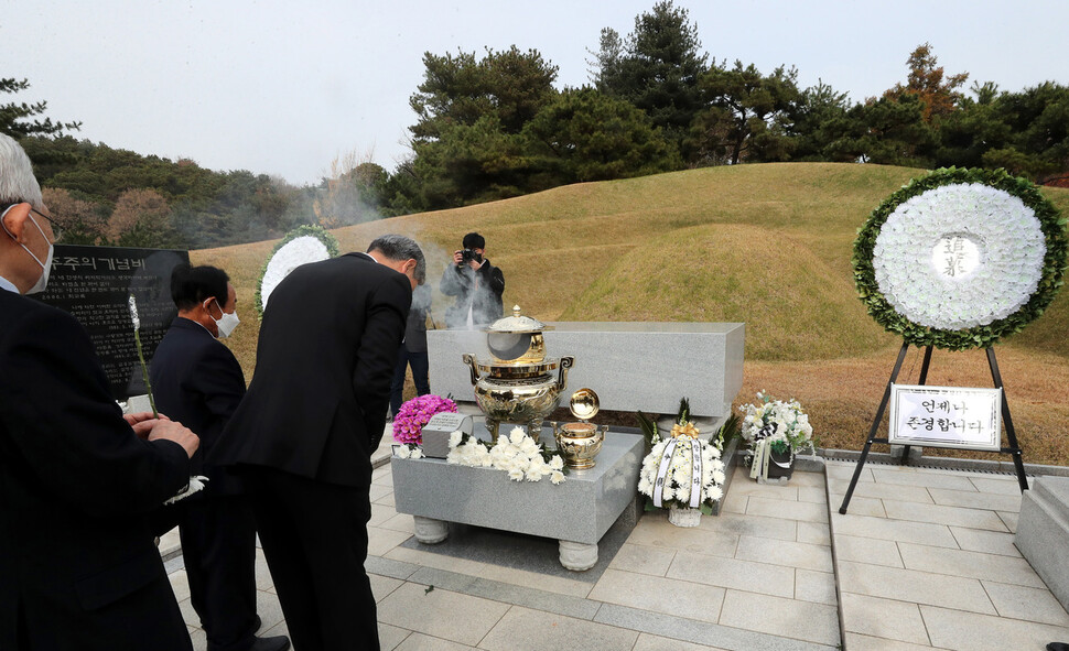 22일 오전 서울 동작구 동작동 국립서울현충원 현충관에서 열린 김영삼 전 대통령 서거 7주기 추모식을 마친 조문객들이 김영삼 대통령의 묘역을 찾아 묵념하고 있다. 김경호 선임기자 jijae@hani.co.kr