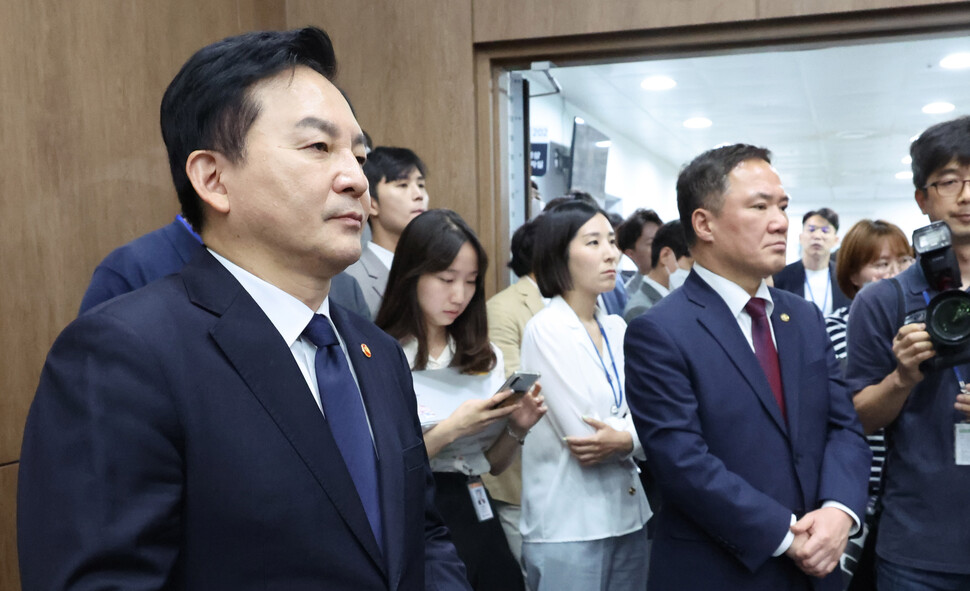 원희룡 국토교통부 장관과 백원국 국토교통부 제2차관이 6일 오전 여의도 국회 소통관에서 국민의힘 소속 국토교통위원들의 실무 당정협의회 결과 브리핑을 듣고 있다. 연합뉴스