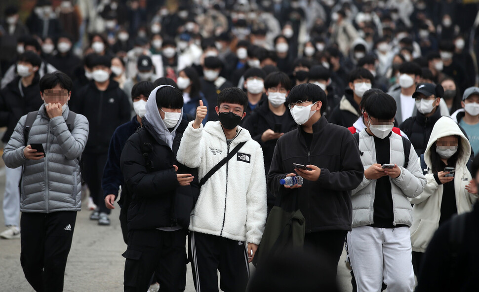 2022학년도 대학수학능력시험 이후 대학별 수시전형 논술·면접고사가 시작한 가운데 21일 오전 서울 종로구 성균관대학교 인문사회과학캠퍼스에서 논술고사를 본 한 학생이 취재진 카메라를 향해 ‘엄지척’을 하며 학교를 나서고 있다. 김혜윤 기자 unique@hani.co.kr