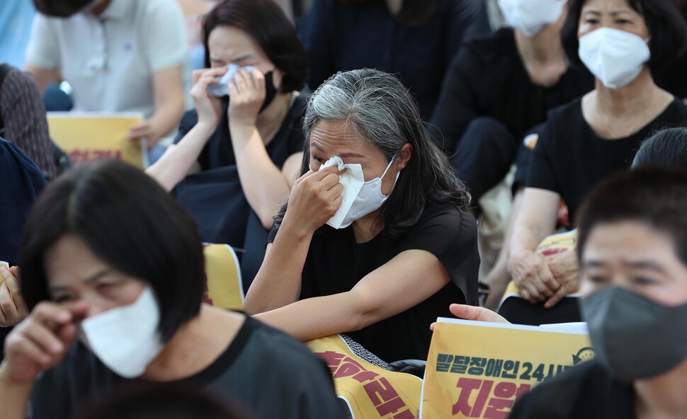 발잘장애 자녀를 둔 어머니들이 마르지 않는 눈물을 닦고 있다. 강창광 선임기자