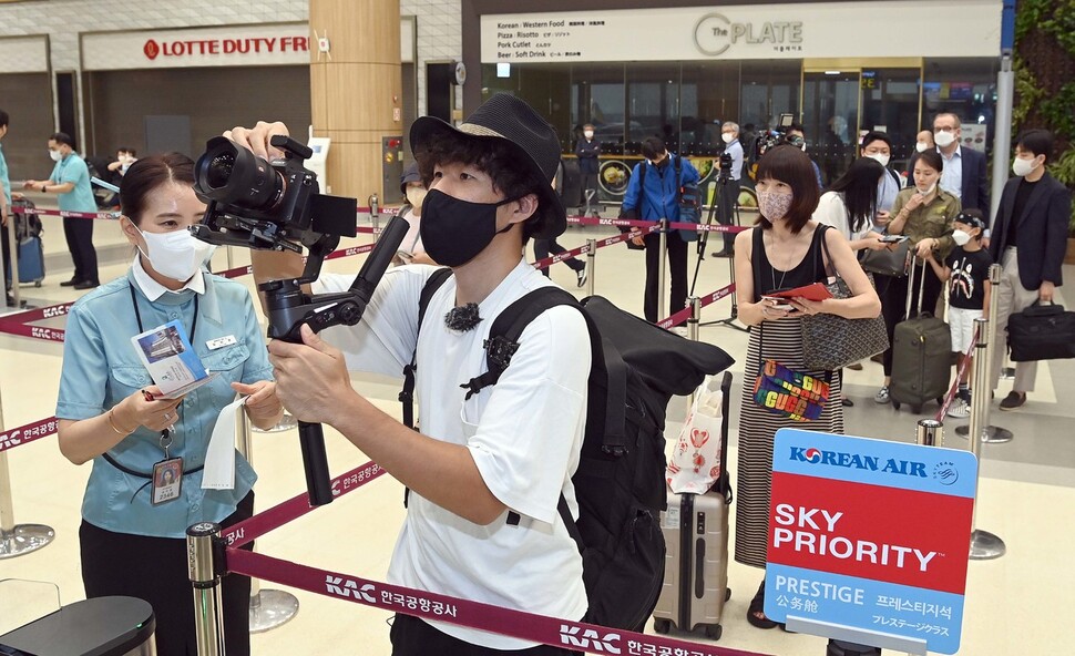 29일 오전 서울 강서구 김포국제공항 국제선 탑승구에서 항공사 직원이 탑승객들을 안내하고 있다. 공동취재사진