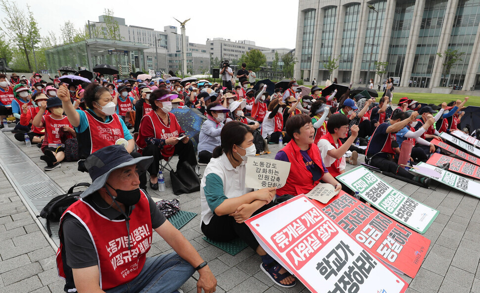 연세대 학생들과 청소·경비 노동자들이 6일 오전 서울 서대문구 연세대 백양관 앞에서 기자회견을 열어, 연세대가 청소경비 노동자 처우 개선에 나서라고 촉구하고 있다. 신소영 기자 viator@hani.co.kr