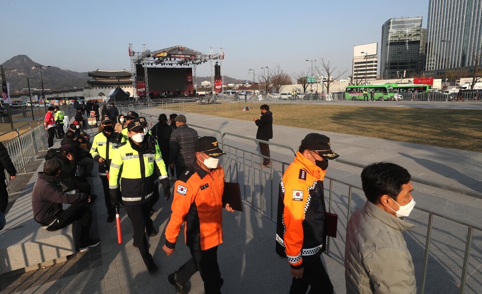 2022 카타르월드컵 한국과 우루과이의 경기가 열리는 24일 오후 서울 종로구 광화문 광장에서 소방과 경찰이 이동하고 있다.강창광 선임기자 chang@hani.co.kr