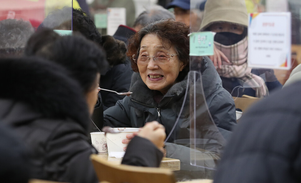 절기상 동지인 22일 오전 서울 종로구 조계사 만발 공양간을 찾은 신도들이 팥죽을 먹고 있다. 신소영 기자 viator@hani.co.kr