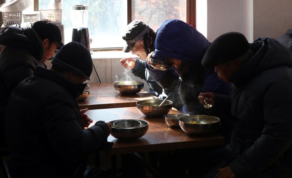 25일 낮 서울 종로구 탑골공원 원각사 무료급식소를 찾은 노인들이 점심을 먹고 있다. 박종식 기자